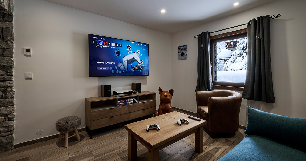 Chalet Hermine cinema and games room