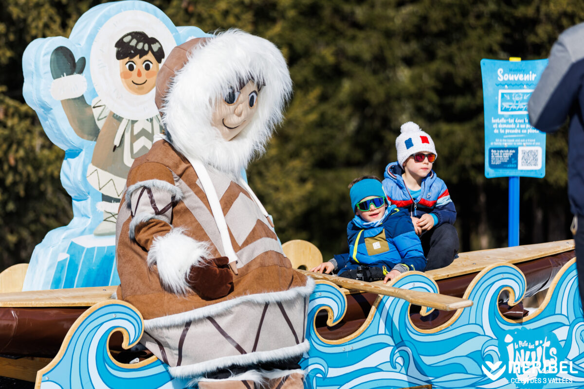 Ski holidays with children may feel like a lot of work from the outset. And, there’s no denying that there’s a few things to consider but it doesn’t have to be stressful. We can also almost say for certain that the memories made on family ski holidays with children will outshine any of the effort it takes to get you there or to make it to ski lessons on time each morning! Plus, we’re here to help. To help things run without a hitch, here we have put together a complete guide for skiing with kids. So read on for all you need to know and get ready for a holiday to remember. 