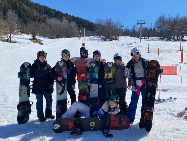 Group snowboarding in Meribel